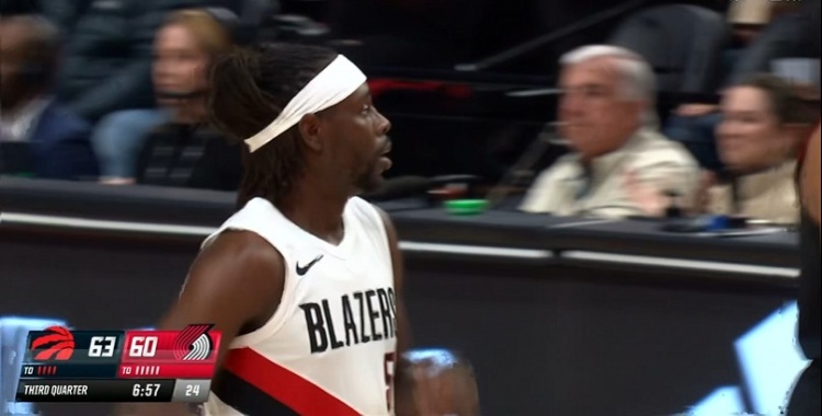 Kaiyun Sports-开云体育-廉颇老矣?霍勒迪背运上篮&连中三分球 个人独得8分追上比分