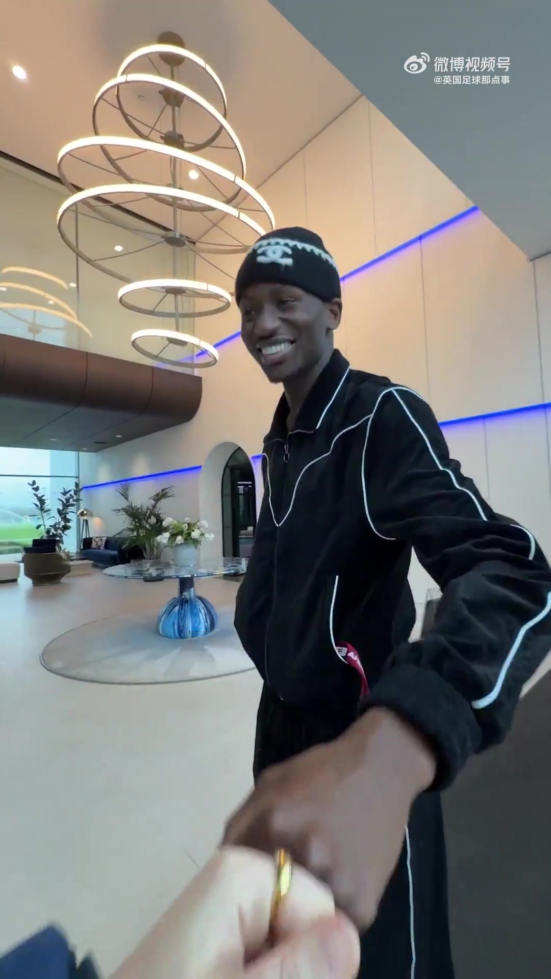 开云体育官方网-情绪价值拉满!非洲杯冠军萨尔回热刺 里沙利松拿他的奖牌亲一口