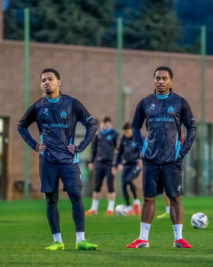 开云体育官方网址-😂哥你也来了?恩瓦内里外租马赛,与廷伯的双胞胎兄弟昆滕相聚