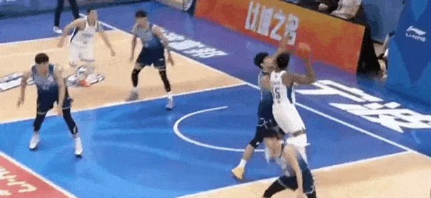 开云体育网页版入口-俞长栋争抢篮板时与王奕博手臂纠缠到一起,随后痛苦倒地